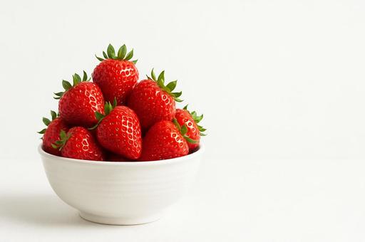 陶器の器に盛られたいちご 陶器の器に盛られたいちごの写真