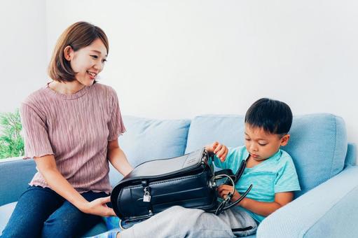 家でお母さんと話す小学生の男の子 ママ,外出自粛,自由の写真素材