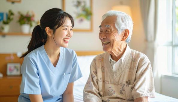 笑顔で話をする女性介護士と高齢男性の写真