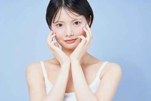 スキンケアをする若い女性 スキンケアをする若い女性 美容,スキンケア,美肌の写真素材