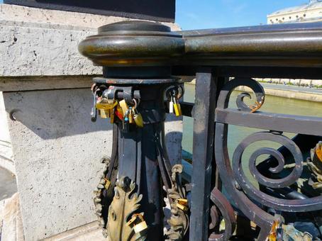 橋に架けられたたくさんの南京錠の写真