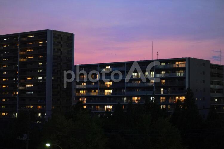 夕暮れのマンション マンション,暮らし,夕景の写真素材