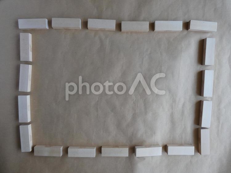 クラフト紙とブロックで作った枠テクスチャ ブロック,積み木,木の写真素材