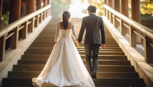 手をつないで階段を上っていく新郎新婦の写真