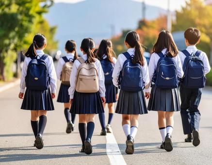 通学中の子供達の後ろ姿 通学中の子供達の後ろ姿の写真