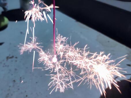 夏の夜に楽しむ線香花火 線香花火,花火,火花の写真素材
