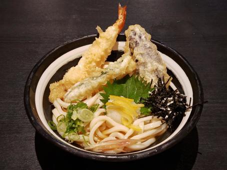 老舗うどん屋の「ゆず冷やし天ぷらうどん」 老舗うどん屋の「ゆず冷やし天ぷらうどん」の写真