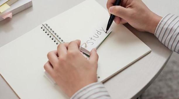 単語を覚えるアジア人男性の手元 単語を覚えるアジア人男性の手元 外国語,学習,studyの写真素材