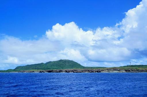 沖縄・海上から見る与那国島 沖縄・海上から見る与那国島 与那国島,空,雲の写真素材