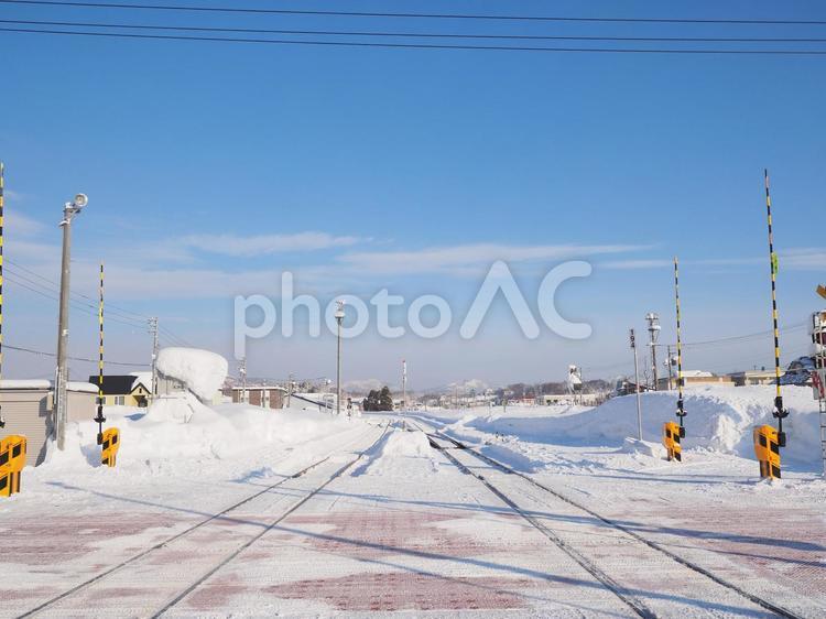 冬の函館本線倶知安駅のそば 線路,踏切,冬の写真素材