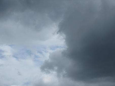 豪雨雨雲の間を抜けると僅かな青空 豪雨雨雲の間を抜けると僅かな青空 青空,豪雨,空の写真素材