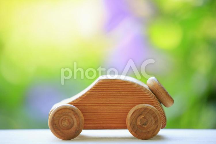 木製のミニカーと緑背景 ミニチュア,玩具,ミニカーの写真素材