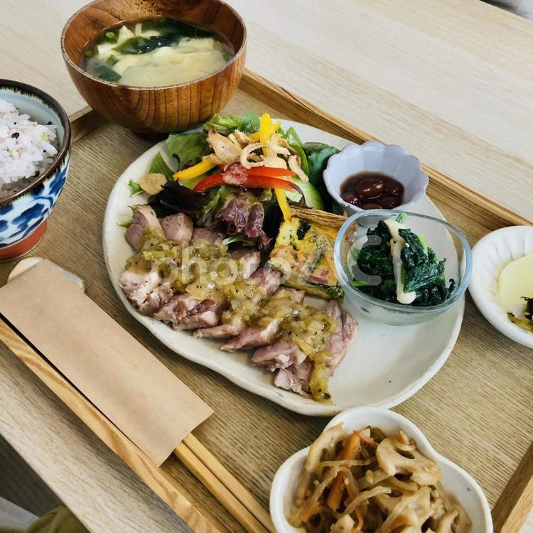 ローストパークと小鉢たくさんの定食 ローストパーク,れんこん,食事の写真素材