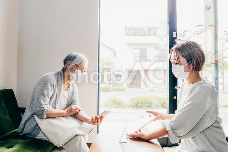 二次元コード決済・バーコード決済をする高齢者女性 電子マネー,買い物,二次元コード決済の写真素材