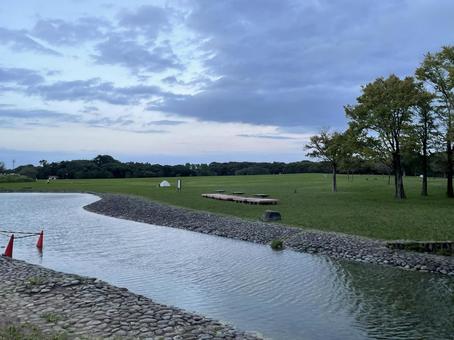 夕暮れ時の公園 夕暮れ時の公園の写真