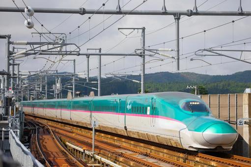 木古内駅に入線する車両 木古内駅に入線する車両 e5系,はやて,木古内駅の写真素材