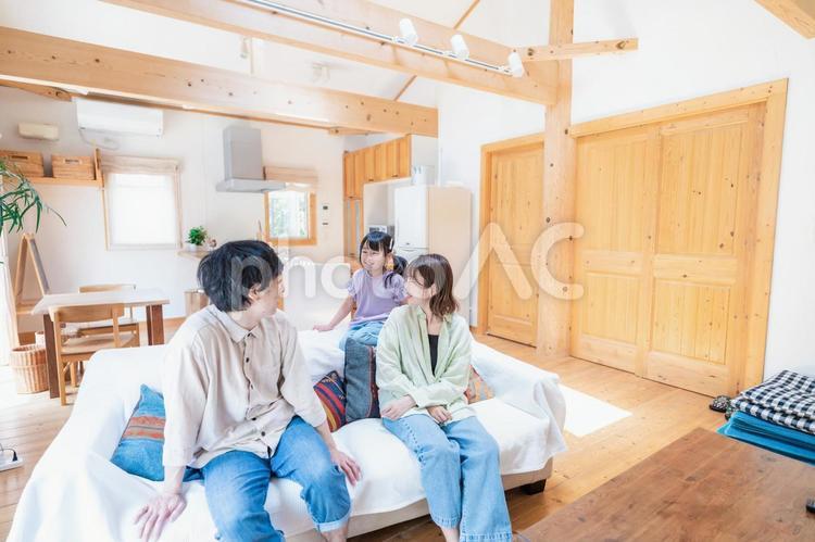おうちで楽しく過ごす家族 家具,部屋,男性の写真素材