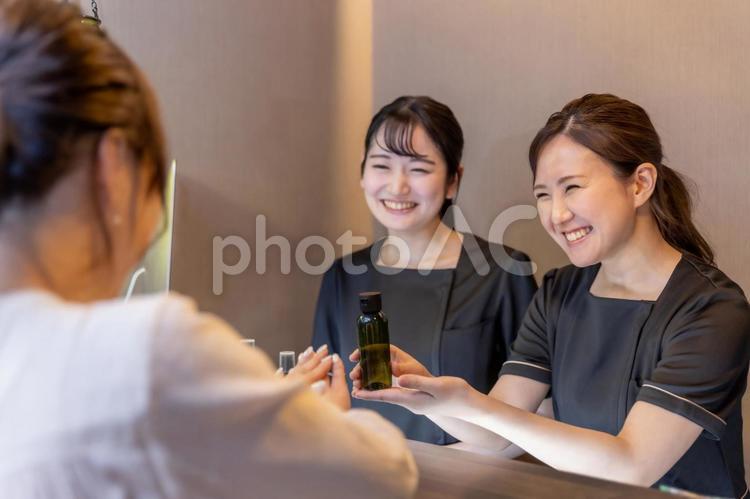 高級化粧品を売られ断る女性（押し売り） 押し売り,化粧品,コスメの写真素材