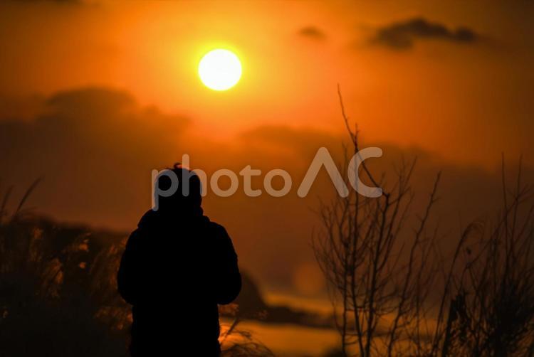 R＜人物素材＞夜明けの太陽を眺める少年 子供,空,サンセットの写真素材