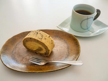 焼き芋ロールケーキ、コーヒー 焼き芋ロールケーキ、コーヒー ロールケーキ,コーヒー,スイーツの写真素材