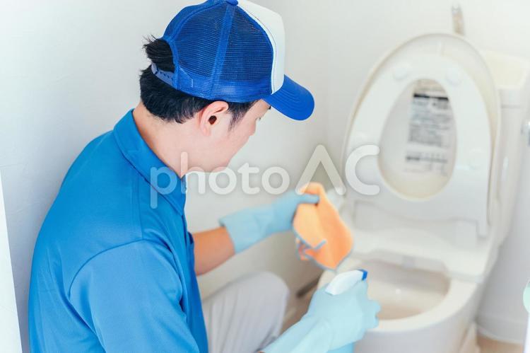 トイレの掃除をする作業着の男性 清掃業,清掃員,トイレの写真素材