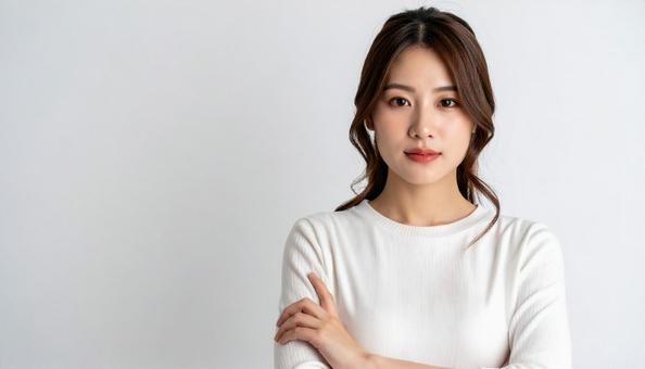 白い背景でポートレート撮影された若い女性 白い背景でポートレート撮影された若い女性の写真