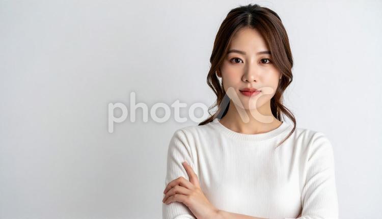 白い背景でポートレート撮影された若い女性 人物,女性,美人の写真素材