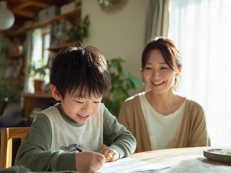 親子で自宅学習の写真