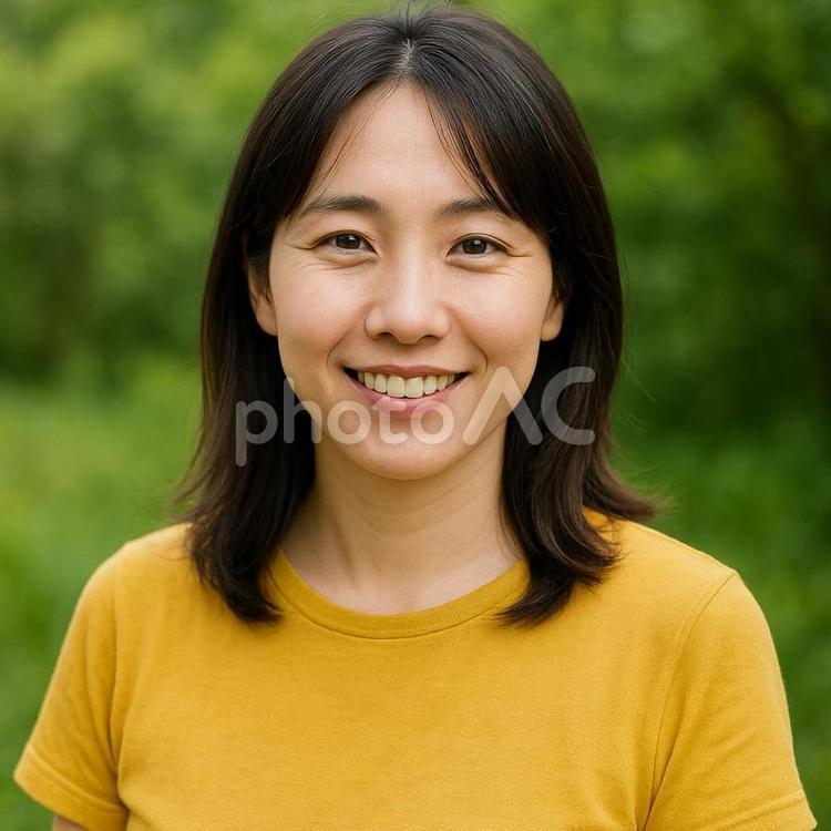Tシャツを着た女性が笑顔で見つめている 女性,若い女性,笑顔の写真素材