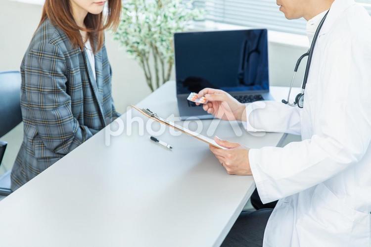 薬の説明をする医師　Doctor 医師,医者,病院の写真素材