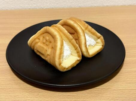 ホイップクリーム入りワッフル ワッフル,ホイップクリーム,カスタードの写真素材