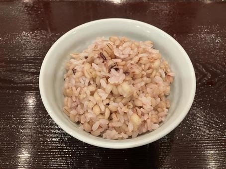 黒米入りもち麦ごはん 黒米入りもち麦ごはん 黒米,もち麦,ご飯の写真素材