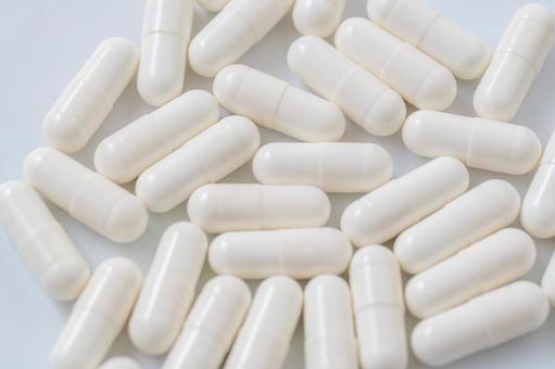 白い背景に錠剤カプセル薬 薬,カプセル,錠剤の写真素材