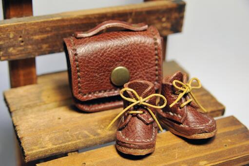 ミニチュアサイズのかわいい革の小物 ミニチュアサイズ,ハンドメイド,シューズの写真素材
