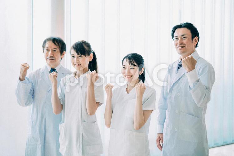 中高年の医療スタッフ（医師・看護師・4人） 医療,医者,看護師の写真素材