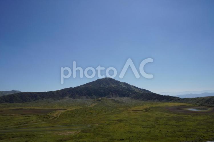 空と山と広大な草原の大地 空,山,草原の写真素材