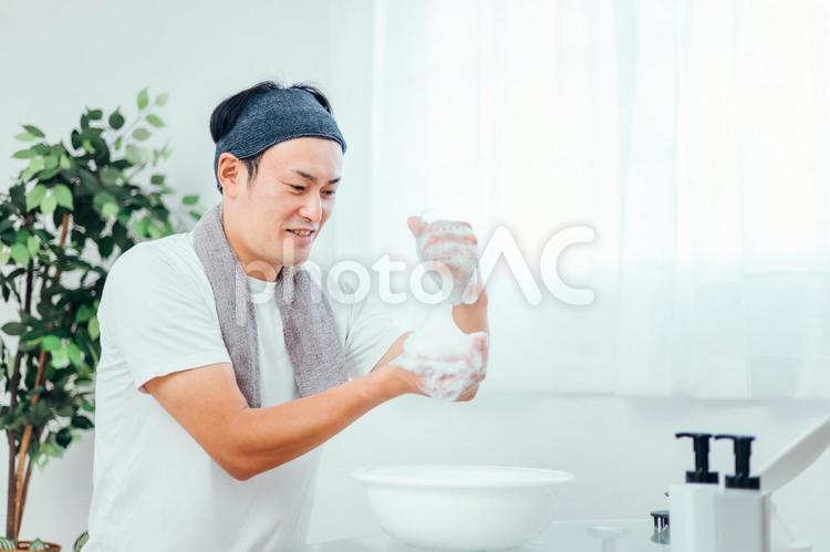 泡洗顔する男性（泡立てる・笑顔） 洗顔,泡洗顔,泡立ての写真素材