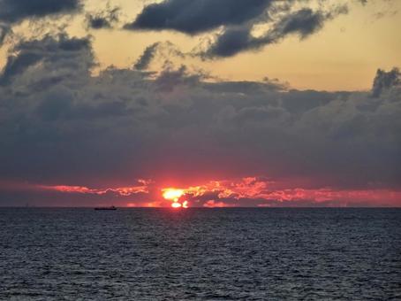 夕焼けと海 夕焼けと海の写真