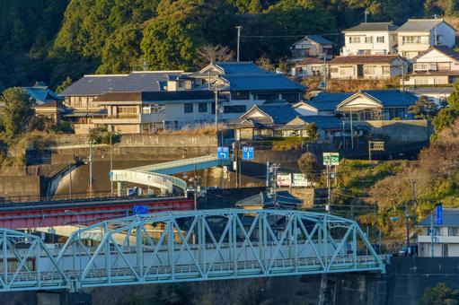 のどかな山間の町並みと橋 のどかな山間の町並みと橋 熊野大橋,町並み,建物の写真素材