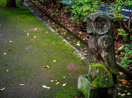 木彫りのフクロウの置物 ふくろう,苔,木彫りの写真素材