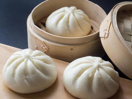 並んだ肉まんと蒸籠に入った肉まん1個 肉まん,豚まん,中華まんの写真素材