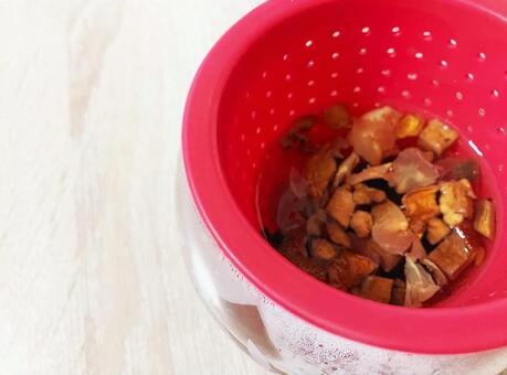 ガラスカップで淹れた紅葉のフルーツティー ハーブティー,フルーツティー,紅茶の写真素材