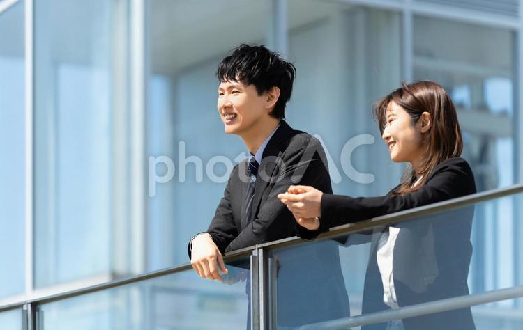 遠くを眺める男女2人のビジネスマン 男性,女性,男女の写真素材