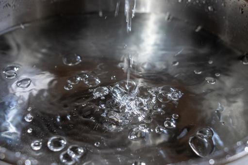 金属製の器に流れ落ちる水 金属製の器に流れ落ちる水 水,落ちる,流れるの写真素材
