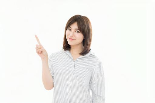 若い女性 指差し 若い女性 指差し 女性,人物,日本人の写真素材