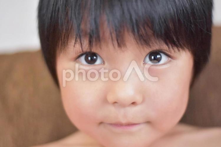 男の子の顔のアップ こども,どアップ,アップの写真素材