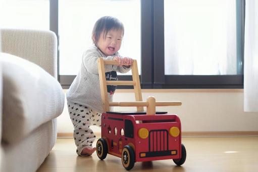 手押し車で遊ぶ子ども 手押し車で遊ぶ子どもの写真