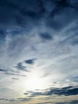 夏の夕空・日没前の弱い光の太陽 夏の夕空・日没前の弱い光の太陽の写真