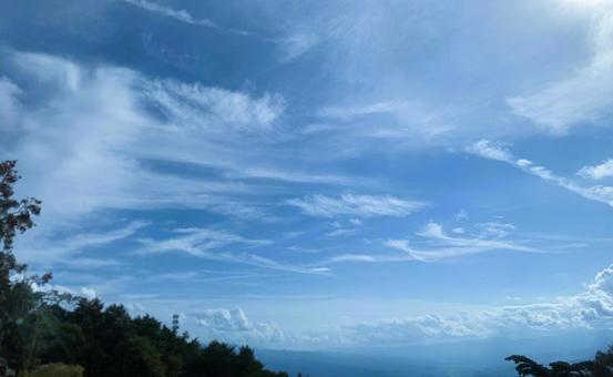 秋晴れの空に流れる雲と遠くの山並み 秋晴れの空に流れる雲と遠くの山並み 秋空,青空,雲の写真素材