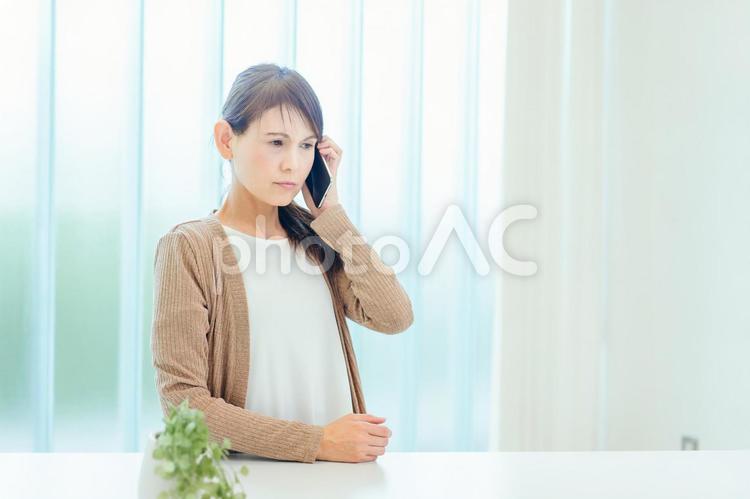 スマホを使う中高年の女性（怒る） 電話,スマートフォン,詐欺の写真素材